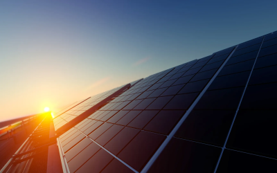Devenir autonome grâce aux panneaux solaires : guide complet et innovations